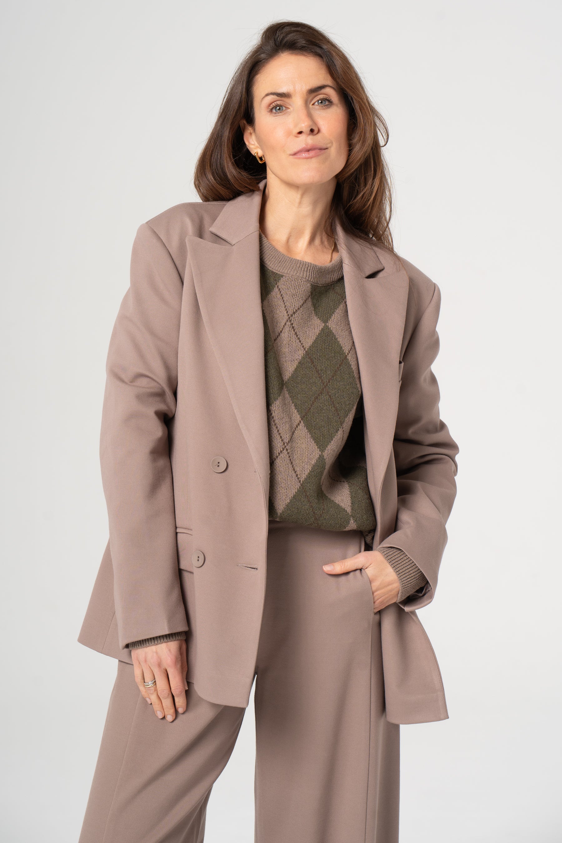 Sweter w romby oliwkowe