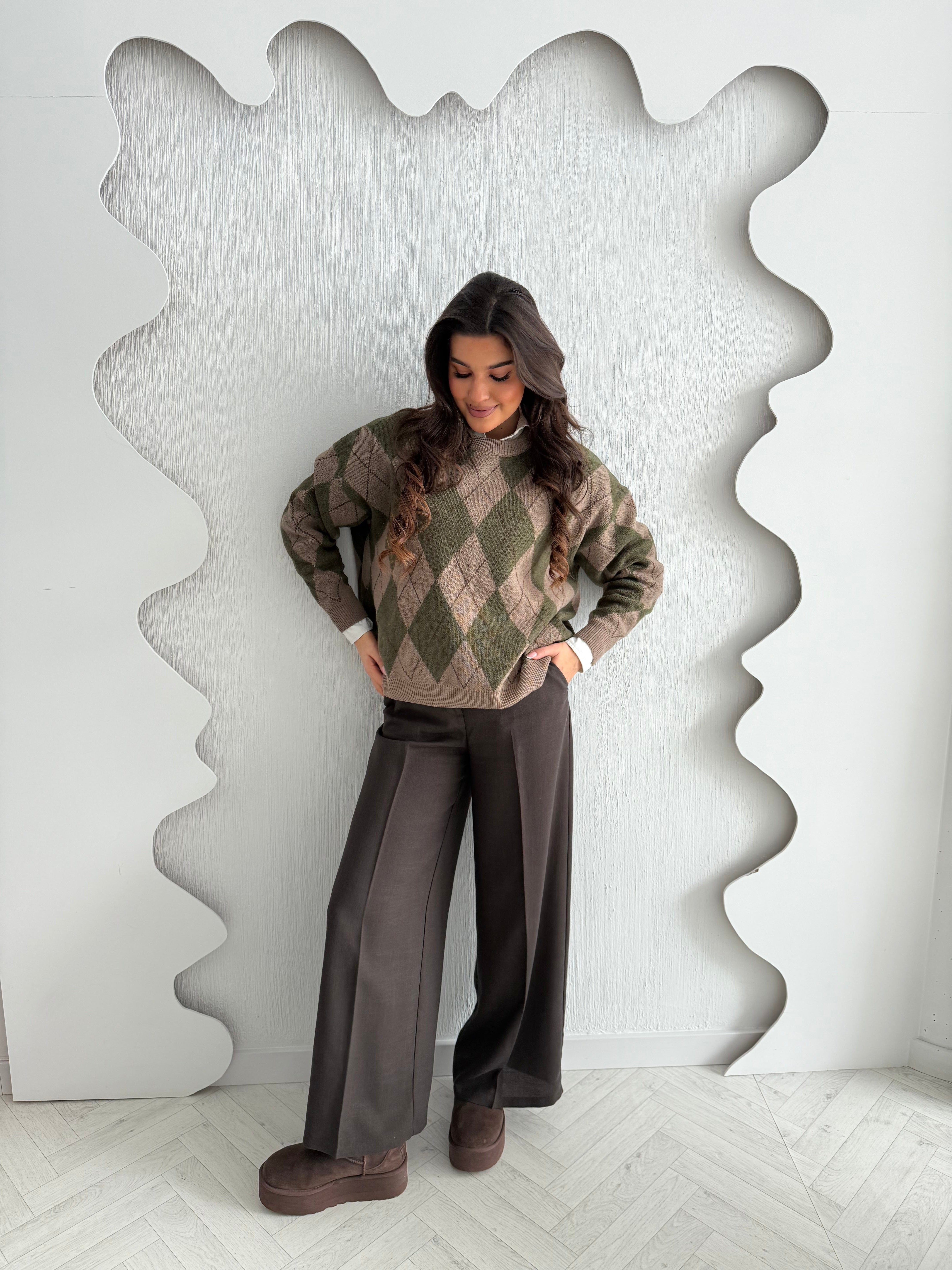 Sweter w romby oliwkowe